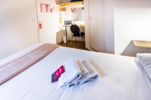 Postel nebo postele na pokoji v ubytování Fasthôtel Limoges Nord - FH Confort