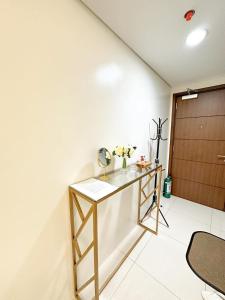 マニラにあるMandaluyong Staycationの鏡付きのテーブルが備わる部屋