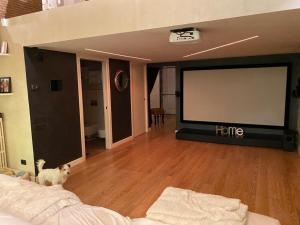 ein Wohnzimmer mit einem großen Flachbild-TV in der Unterkunft Borgo di Bagnolo in Villa Barone