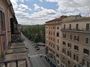 vista su una strada in una città con edifici di Le Stelle Dell'Esquilino a Roma