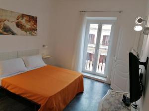 una camera con un letto e una grande finestra di Le Stelle Dell'Esquilino a Roma
