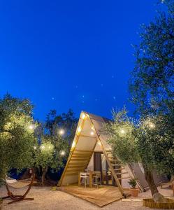 una piccola tenda con tavolo e sedie in cortile di A-luxury Glamping by La Mignola a Fasano