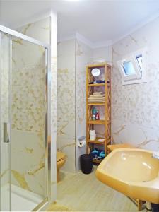 La salle de bains est pourvue d'une douche et d'un lavabo jaune. dans l'établissement Piso en Candelaria con terraza, vistas al mar, aire acondicionado y garaje, à Candelaria