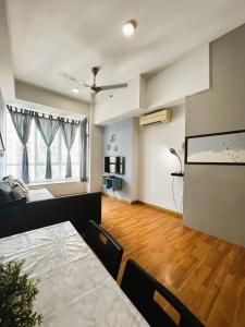een lege woonkamer met een tafel en stoelen bij Parkview Suite KLCC, Bernice in Kuala Lumpur
