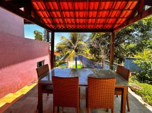y un patio con mesa de comedor y sillas. en Casa de campo c vista para a Lagoa de Saquarema RJ, en Saquarema