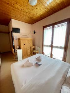 Postel nebo postele na pokoji v ubytování Hôtel Le MontBlanc Flumet