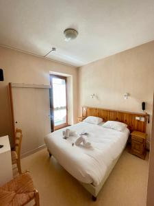 Postel nebo postele na pokoji v ubytování Hôtel Le MontBlanc Flumet