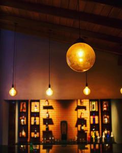 een groep lichten die aan het plafond van een restaurant hangen bij Sunset Villa in Waskaduwa