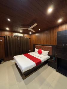 Postel nebo postele na pokoji v ubytování Hotel Borivali Executive - Near Borivali Railway Station