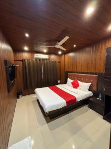 Postel nebo postele na pokoji v ubytování Hotel Borivali Executive - Near Borivali Railway Station