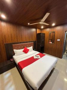Postel nebo postele na pokoji v ubytování Hotel Borivali Executive - Near Borivali Railway Station