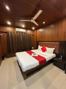 a bedroom with a bed with wooden walls and a ceiling at Hotel Borivali Executive - Near Borivali Railway Station in Mumbai