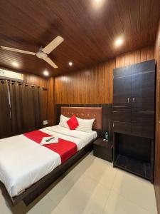 Postel nebo postele na pokoji v ubytování Hotel Borivali Executive - Near Borivali Railway Station