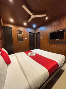 a bedroom with a large bed with a ceiling at Hotel Borivali Executive - Near Borivali Railway Station in Mumbai