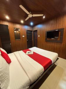 Postel nebo postele na pokoji v ubytování Hotel Borivali Executive - Near Borivali Railway Station