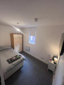 - une petite chambre avec un lit et une fenêtre dans l'établissement Labyrinth By Habitat101, à Stockton-on-Tees