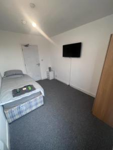 - une chambre avec un lit et une télévision à écran plat dans l'établissement Labyrinth By Habitat101, à Stockton-on-Tees