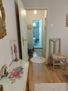 un soggiorno con tavolo e un bagno di Mary's Dreamy Maisonette a Volos Altre 35 foto