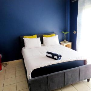 Una cama con una almohada blanca y negra. en 43 Home apartment en Del Judor