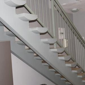 una escalera con barandillas blancas en un edificio en 43 Home apartment en Del Judor