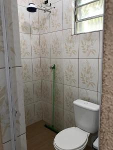 een badkamer met een toilet en een douche bij Casa 2 in Praia Grande