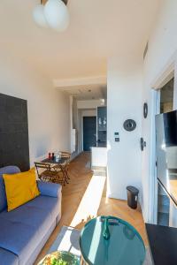 304 B Charming 2 room apartment refurbished super