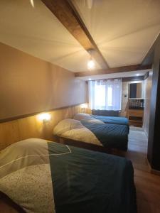 a room with two beds and a window at Les étoiles de Bevy Gîtes in Lajoux