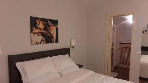 um quarto com uma cama com uma fotografia na parede em Le Piccole Lune di Monti em Roma