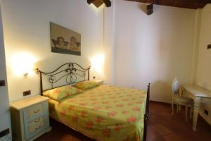 蒙泰保內的住宿－Villa Il Caruso，一间小卧室,配有一张床和一张书桌