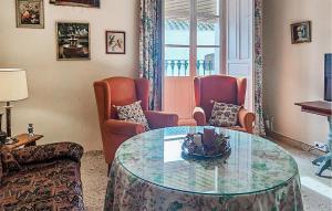 PeñaflorにあるLa Casa Del Limoneroのリビングルーム(ガラスのテーブル、椅子付)