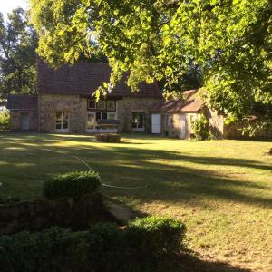 uma antiga casa de pedra com um grande quintal em Maison de 4 chambres avec jardin clos et wifi a Souvigny em Souvigny