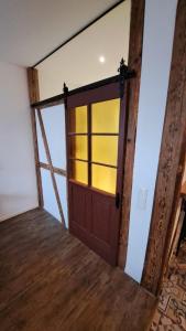 una puerta abierta con una ventana en una habitación en Hopfenalm, en Ilmmünster