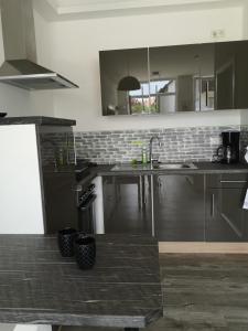 Ilmmünster的住宿－Black & White，厨房配有不锈钢橱柜和水槽