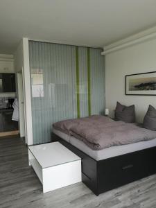 Ilmmünster的住宿－Black & White，一间卧室配有一张大床和一张桌子