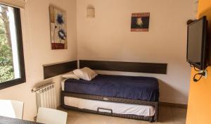 mały pokój z łóżkiem i telewizorem w obiekcie Altos de la Reserva w mieście Costa del Este