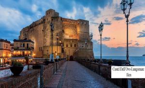 un grand château installé à côté de l'océan dans l'établissement Santa Chiara Loft, à Naples