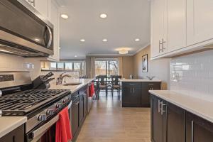 Vernon Township的住宿－Skylift Lodge - Luxury Mountain Creek family condo，厨房配有白色橱柜和炉灶烤箱。