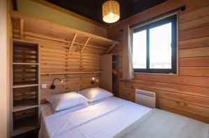 Postel nebo postele na pokoji v ubytování Huttopia Arcachon