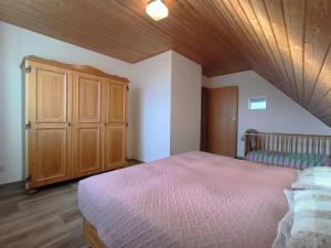 KronsgaardにあるFerienwohnung Ruthenbergの木製の天井が特徴のベッドルーム1室(ベッド1台付)