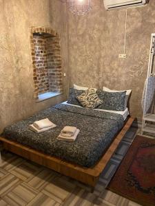 イスタンブールにあるFlats Company -Mujgan Apartmentのベッドルーム1室(ベッド1台、タオル2枚付)