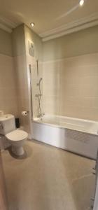 a bathroom with a toilet and a bath tub at Castle tavern pub&rooms in Richmond