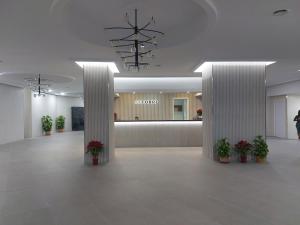 a lobby with white columns and potted plants at Estudio La Colina, Torremolinos - Kainga Homes in Torremolinos