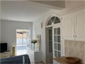 un soggiorno con un vaso di fiori su un tavolo di Luxury Penthouse on Square two a Sal Rei Altre 12 foto