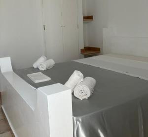 2 rotoli di asciugamani su un letto in una stanza di Luxury Penthouse on Square two a Sal Rei