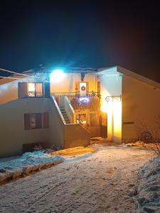 une maison avec une lumière sur son côté la nuit dans l'établissement Les étoiles de Bevy Gîtes, à Lajoux