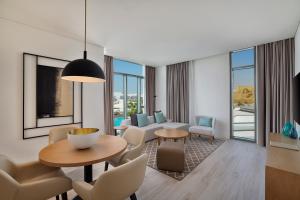 sala de estar con mesa y sillas en Doubletree By Hilton Abu Dhabi Yas Island Residences en Abu Dabi