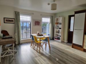 cocina y comedor con mesa y sillas en Spacious Curragh 2-bed apartment with own entrance, en Brownstown Cross Roads
