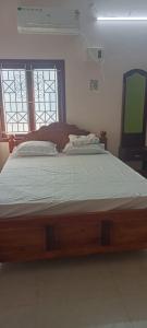 Ένα ή περισσότερα κρεβάτια σε δωμάτιο στο HOME STAY PURPOSE HALLIMA VILLA