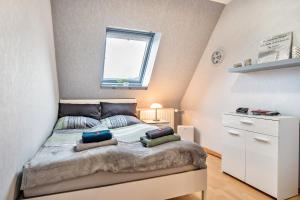 ein Schlafzimmer mit einem Bett mit Kissen darauf in der Unterkunft Münsterland Stadtlohn in Stadtlohn