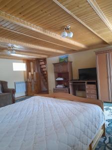 een slaapkamer met een groot wit bed in een kamer bij Затишний будиночок біля річки in Krivorovnya